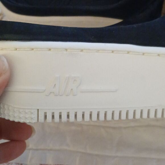 Nike  - Picture 2 of 7